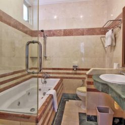 Grand Eska Hotel Batam Bathroom Bathtub